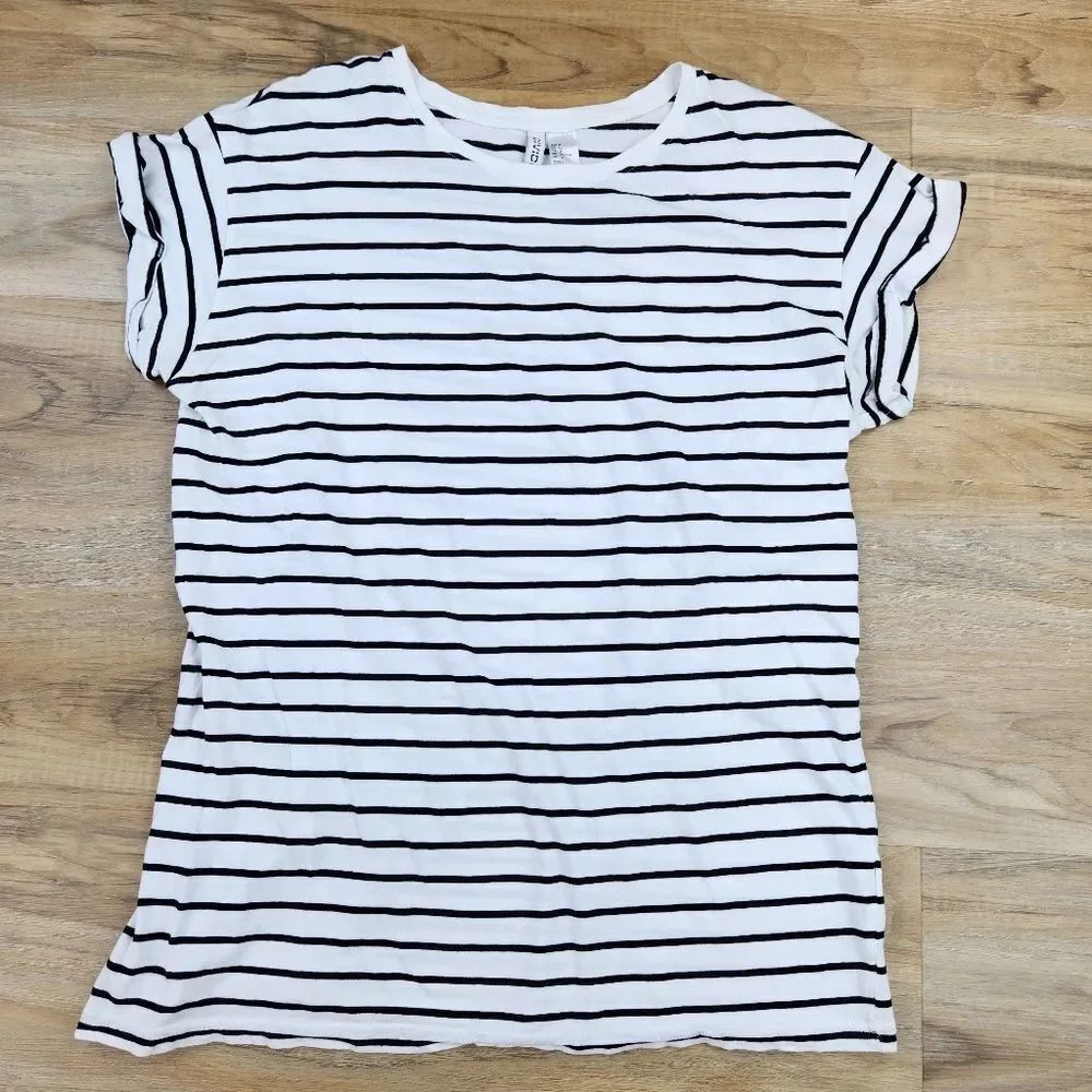 🍑H&M Divided Black & White Stripe Cuffed Short Sleeve Top Medium